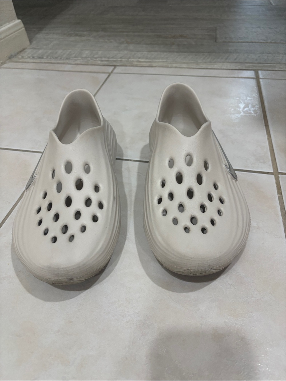 Nike Men’s Foam Water Shoes in Cream/Off-White